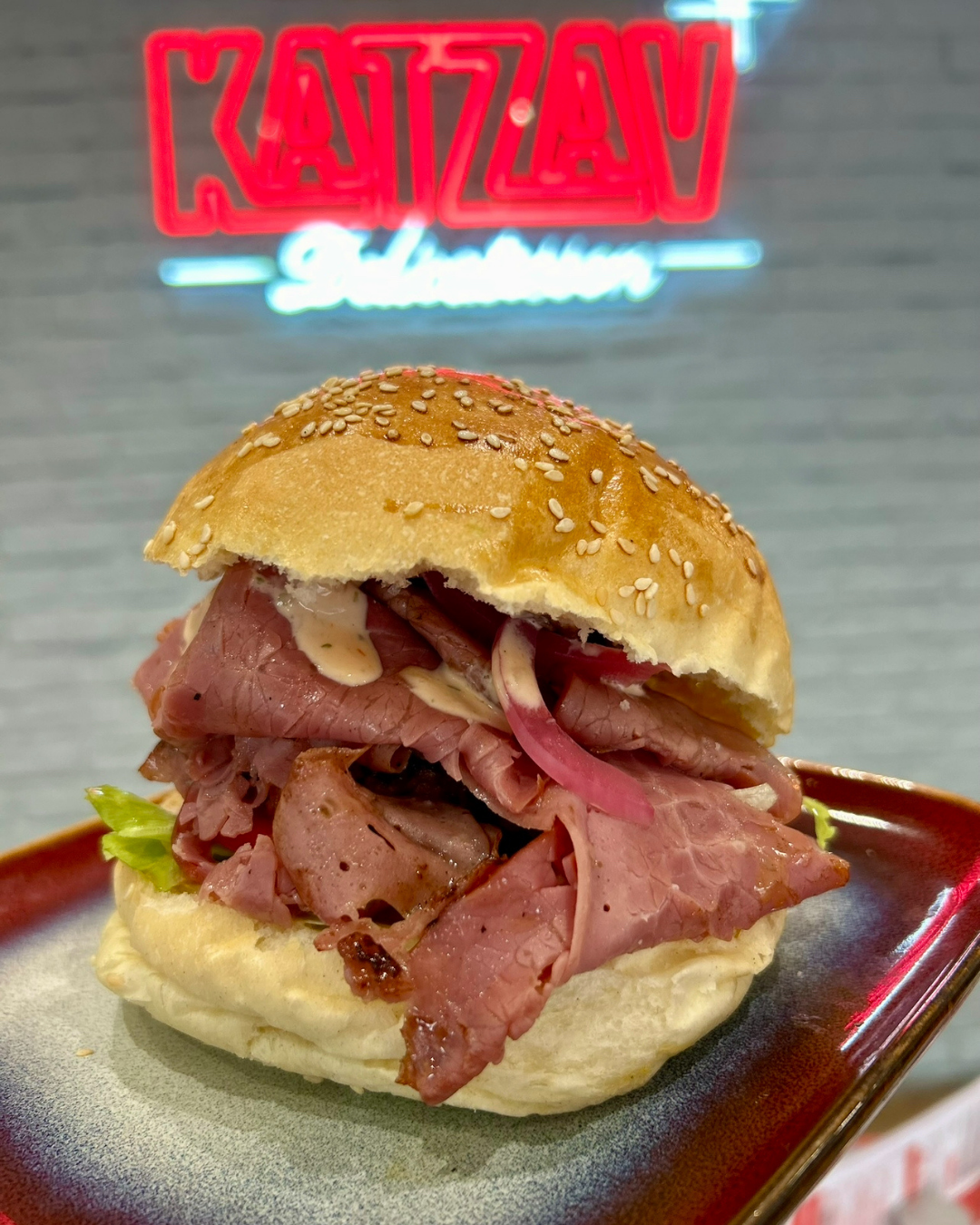 Big Burger kasher — steak, dinde grillée, confit d'oignons, sauce Katzav