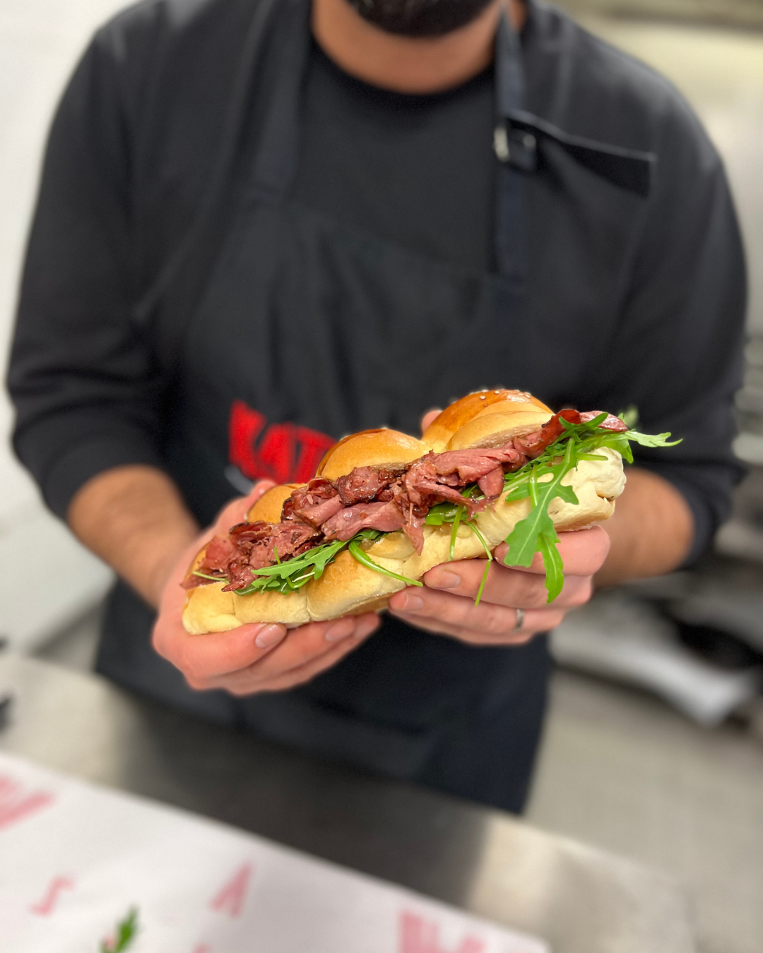 Le Halla Pastrami — roquette, pastrami grillé, confit d'oignons, moutarde miel
