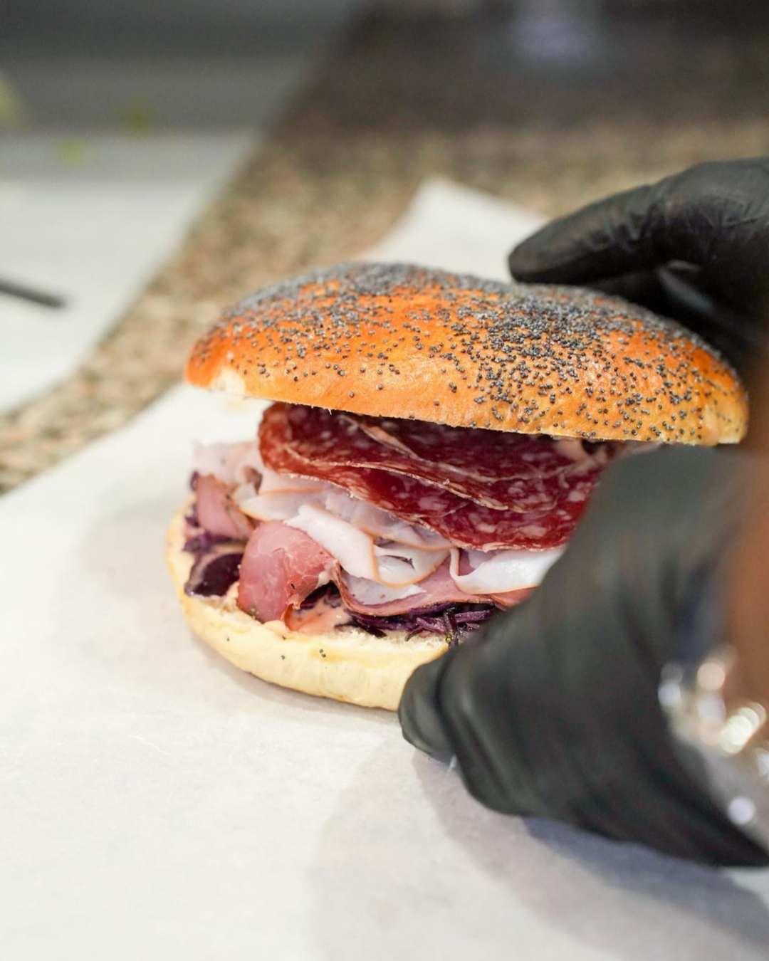 Le AV — pain pavot, dinde fumée, pickles de bœuf New Yorkais, rosette