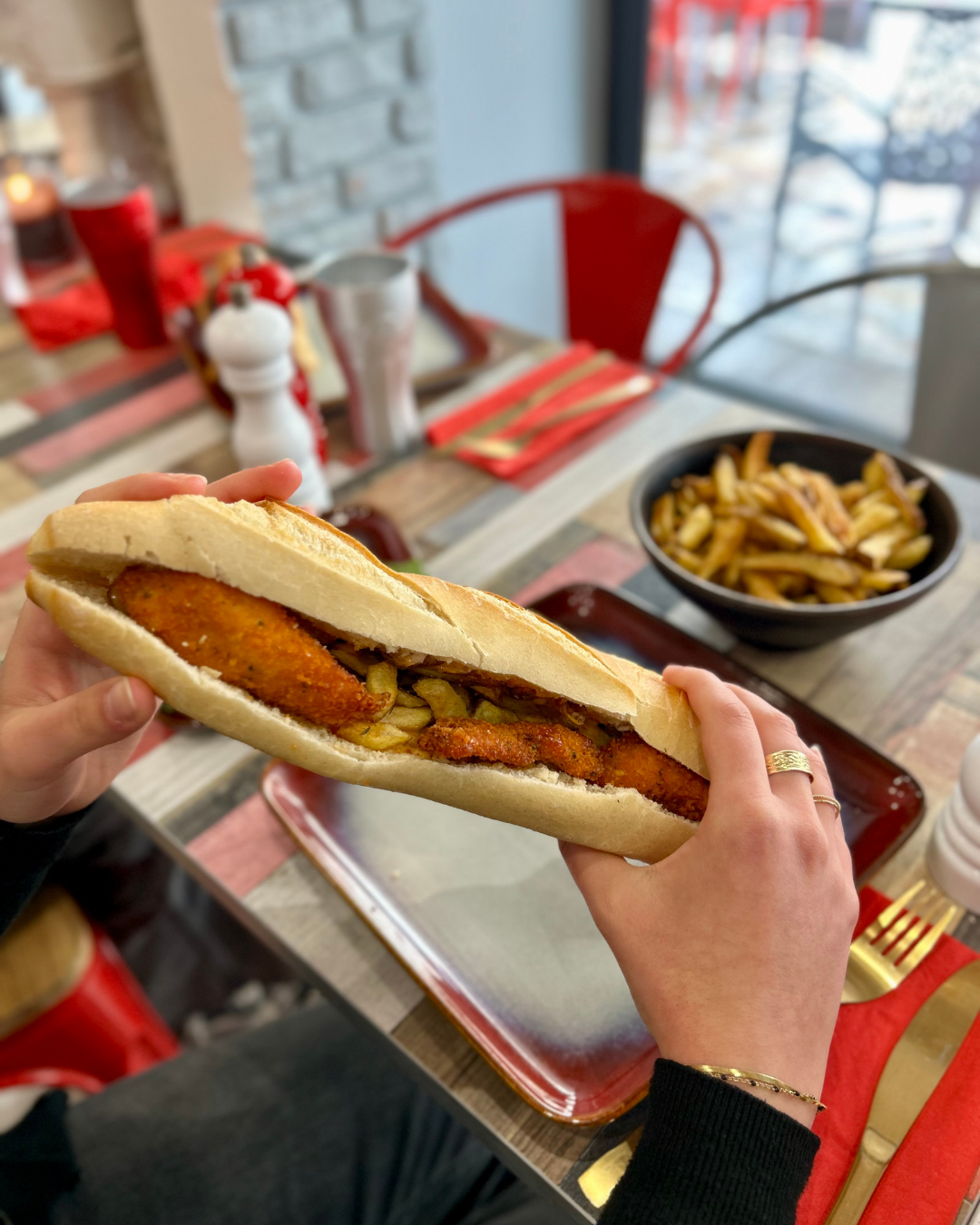Sandwich Chicken kasher — poulet pané, frite, sauce maison