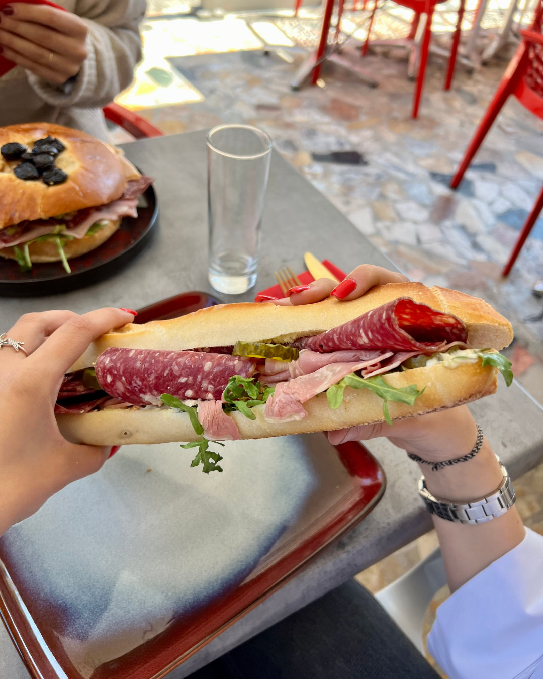 Le Full Mix — roquette, rosette, veau à l'os, cornichon, sauce tartare
