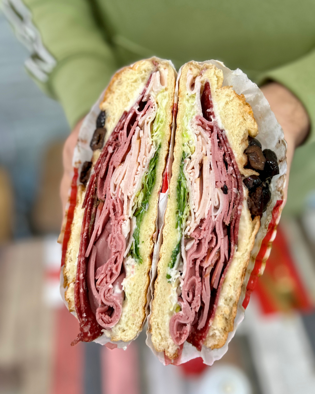 Le Katzav — sandwich gourmet kasher, pain olives noires, veau, pickles de bœuf